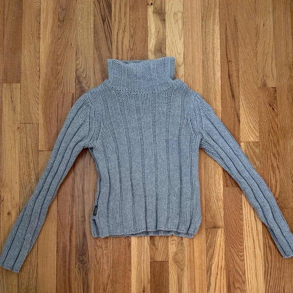 Cozy Abercrombie and Fitch Ribbed Turtleneck Sweater - Light Gray. Size M - Picture 3 of 4